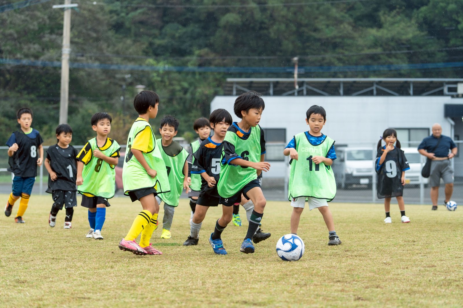 AIサッカークリニックの様子。子どもたちがピッチでサッカーをプレーしている風景。